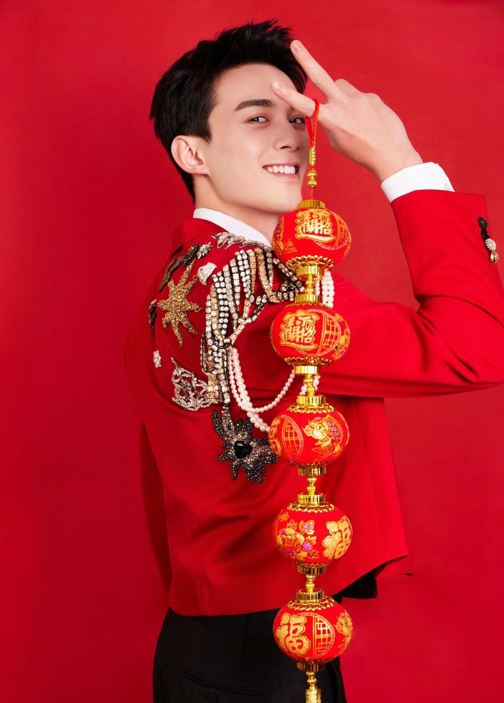 而且大部分男明星都为了上春晚提前做了身材管理,虽然心疼艺人们瘦了