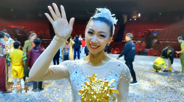 一人蹬15把伞，20年摘下杂技桂冠！_腾讯新闻