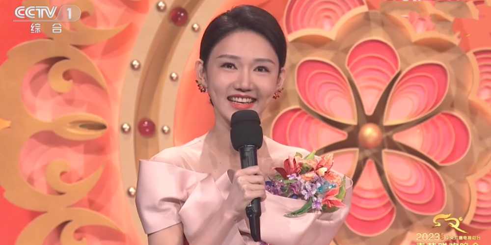 2023年春晚是她第二次参与主持2021年就主持了春晚而c位的湘妹子龙洋