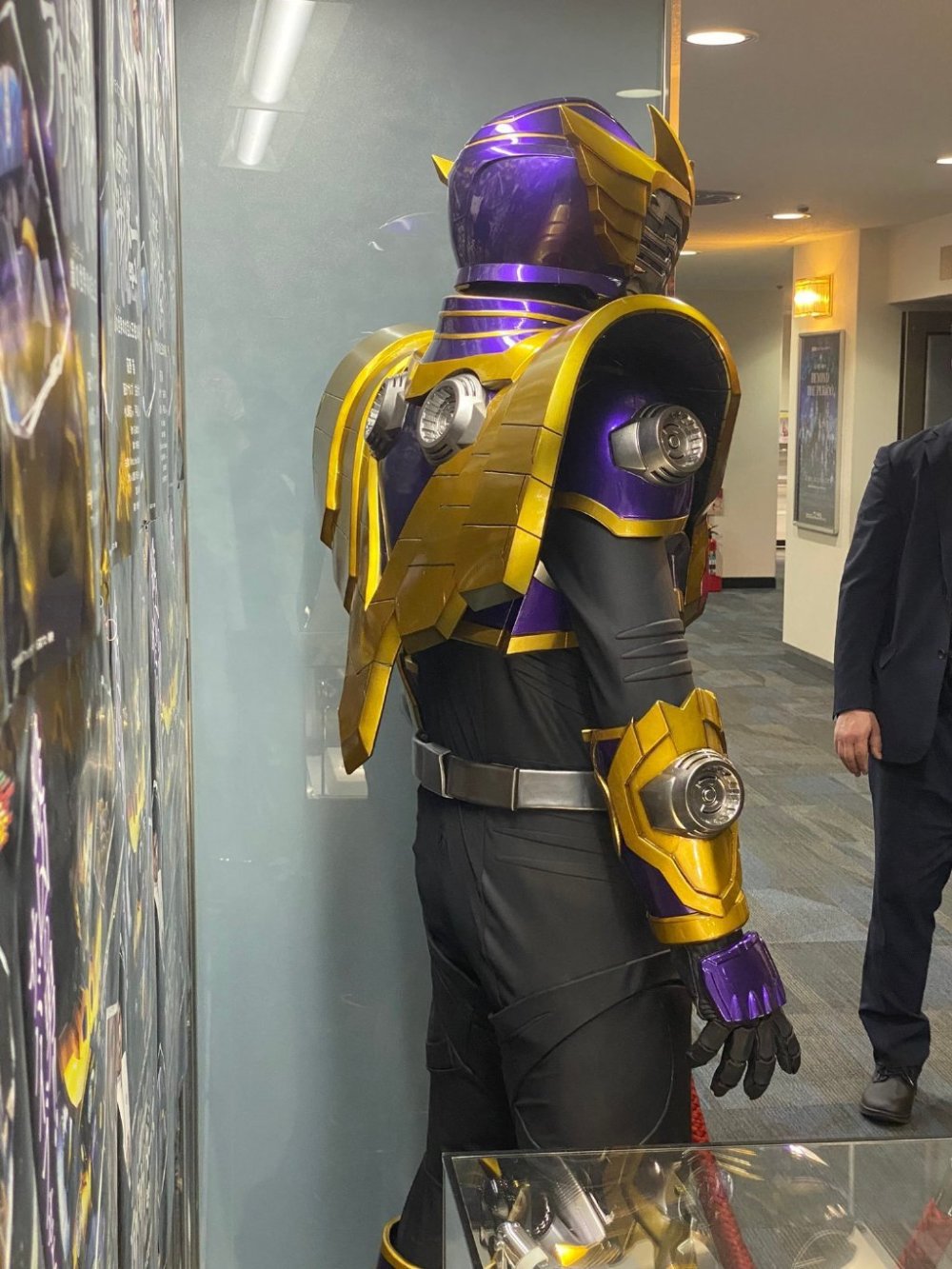 假面骑士王蛇生存形态官方皮套 看看正常体型的黄金蛇叔有多帅_腾讯