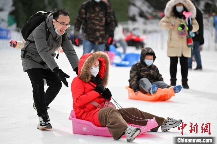 春节假期期间，游客在西安翠华山景区里体验冰雪运动