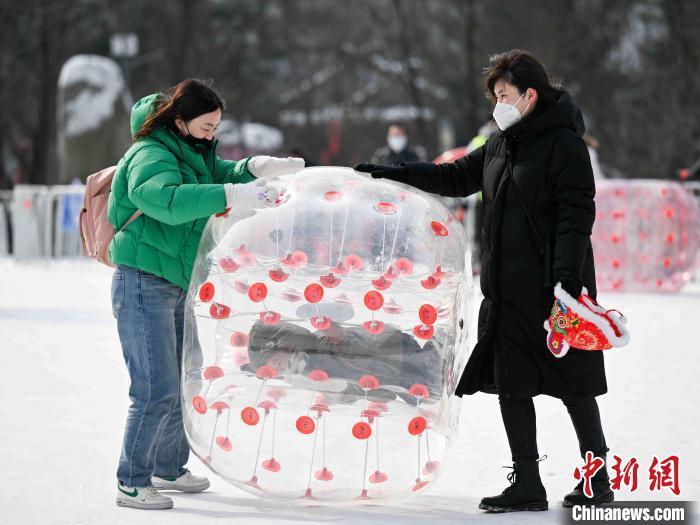 春节假期期间，游客在西安翠华山景区里体验冰雪运动