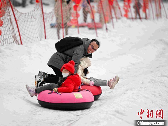 春节假期期间，游客在西安翠华山景区里体验冰雪运动