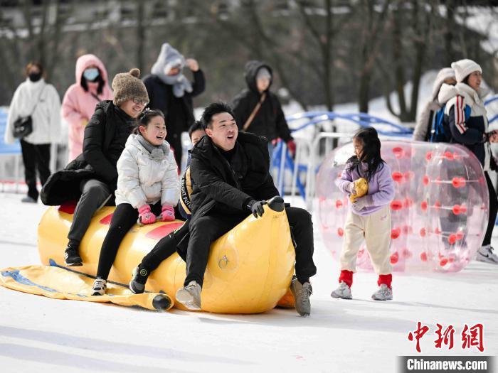 春节假期期间，游客在西安翠华山景区里体验冰雪运动