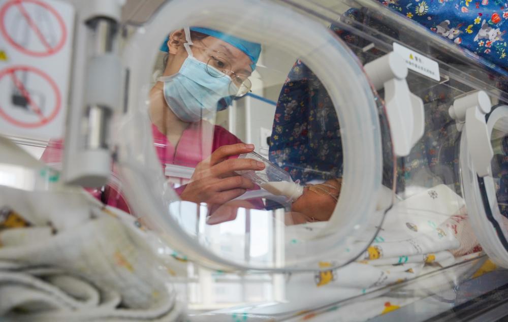 新春走基层广州新生儿科医生新春佳节守护新生命