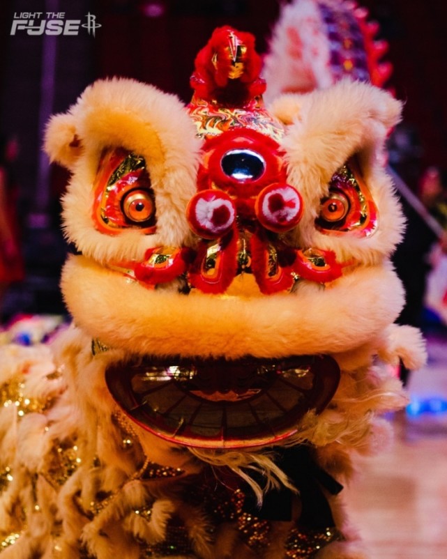 火箭官推晒“红包＆舞狮”：兔年快乐 我们在丰田中心庆祝春节_腾讯新闻