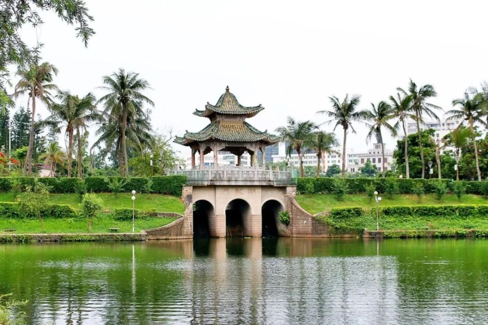 又稱寸金公園,為紀念遂溪人民抗法鬥爭改為現名,是湛江八景之一