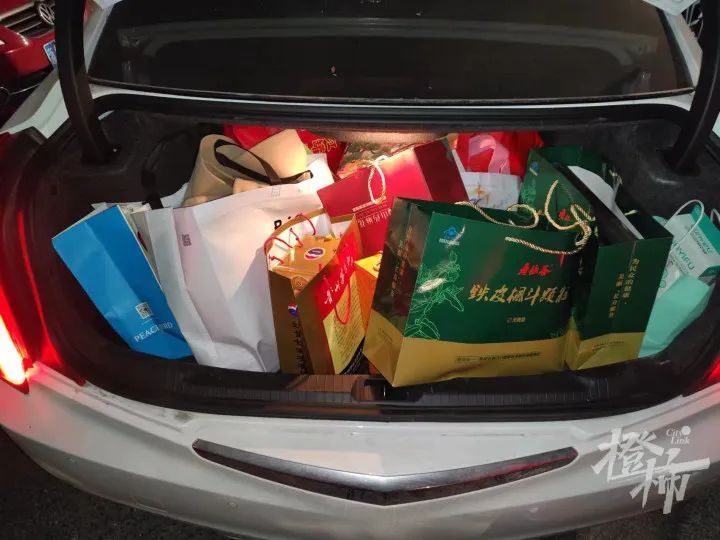 年二十九晚上,载着满满一后备箱的礼物,邱阿姨跟着小两口出发前往儿