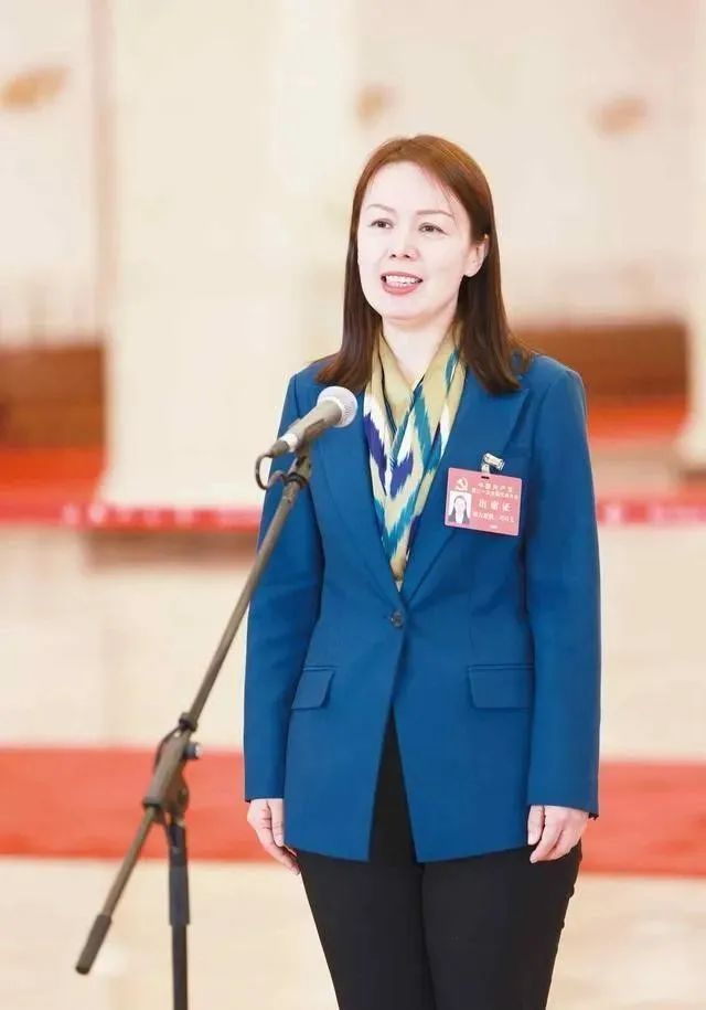 新疆的她,是最年轻的女中央候补委员!