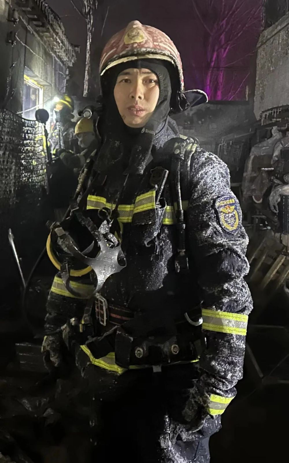 消防员-14℃救火,衣服冻成"冰雕"_腾讯新闻