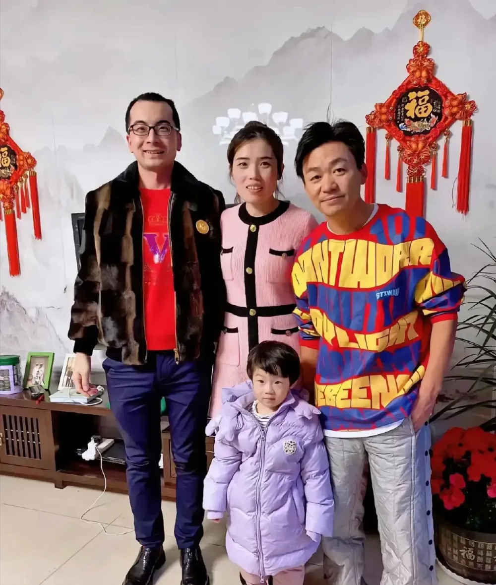 一人上春晚全家都光荣王宝强被夸演技好何广智家门口拉横幅