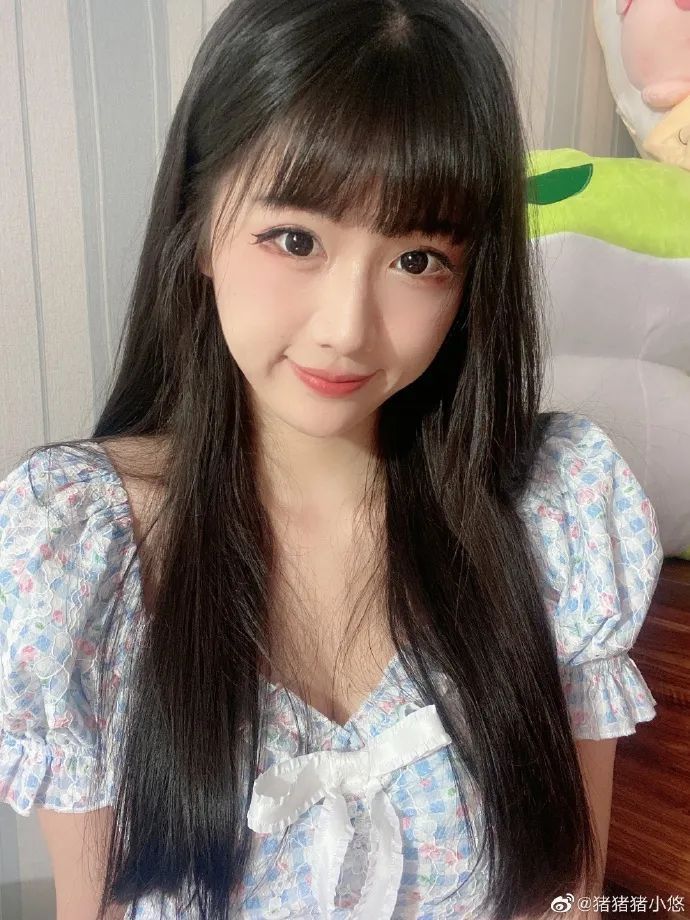 水汪汪的大眼睛,胖虎一眼就沦陷了接下来先来一波颜值暴击猪猪小悠她