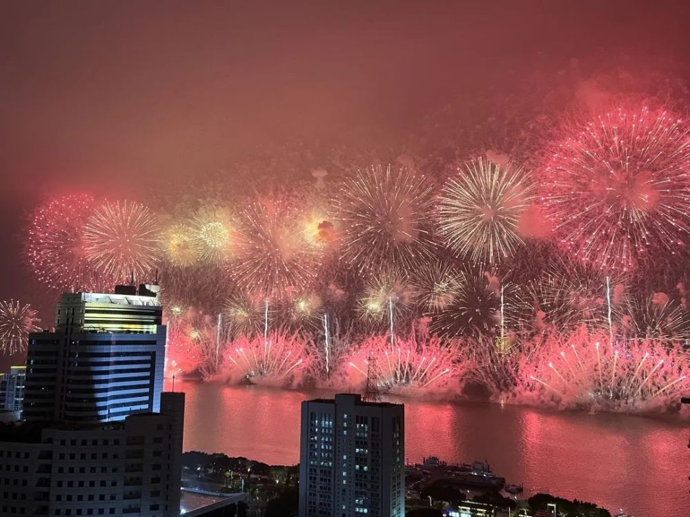 12寸超大型礼花弹,从海面腾空一跃燃亮天际,也一跃而上"全国热搜,让