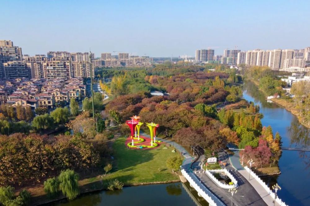 市民李先生:"春节回家后在县城逛了逛,看到道路提升改造了,花径公园也