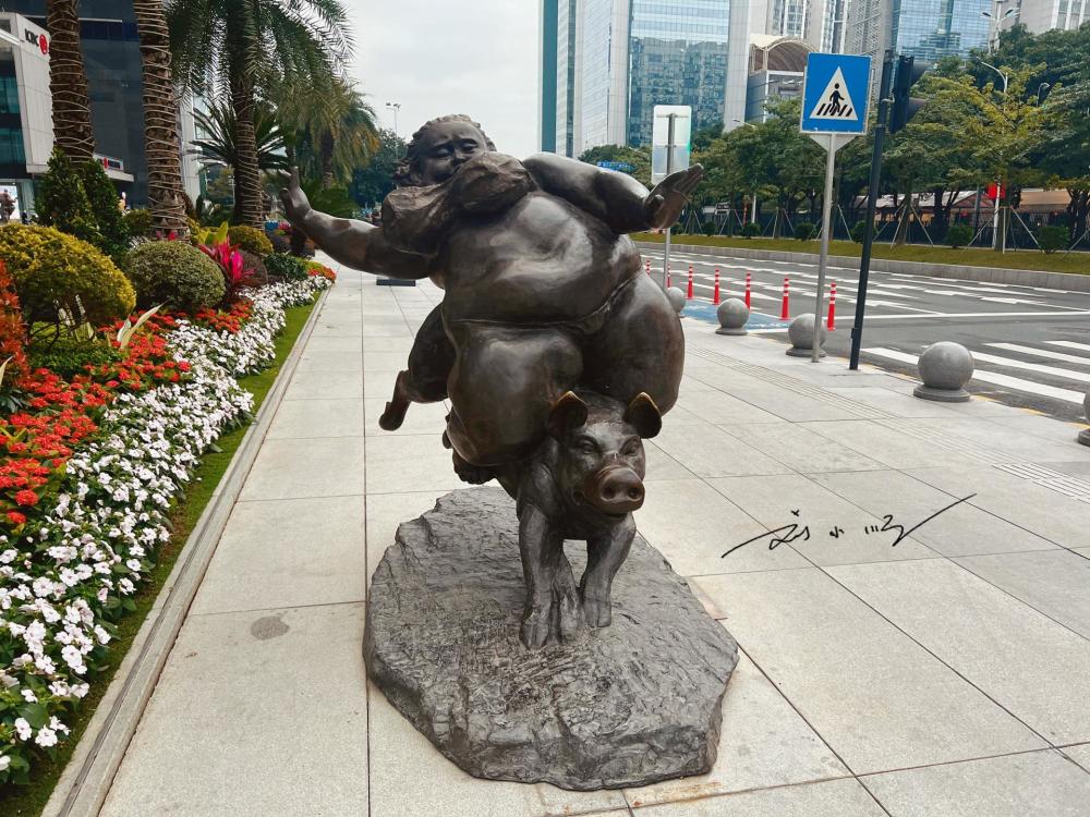 广州街头"肥女雕塑"引争议,游客:胖没关系,衣服能不能穿好?_腾讯新闻