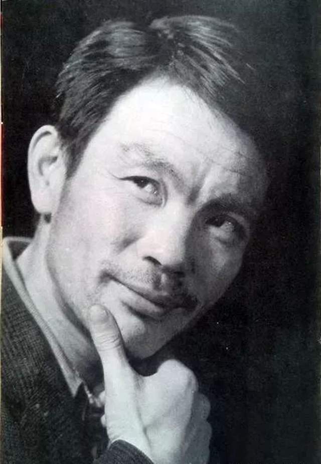 《董存瑞》和《英雄儿女》等这些电影的影响,使得赵尔康产生了做演员