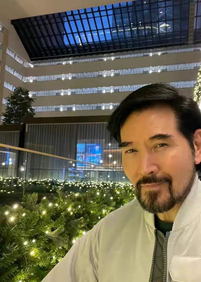 费翔回上海过年,与叶倩文分手41年后,他还没有结婚_腾讯新闻