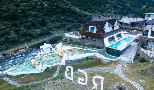 小众露天温泉区康定中谷温泉度假村图源:@鍾