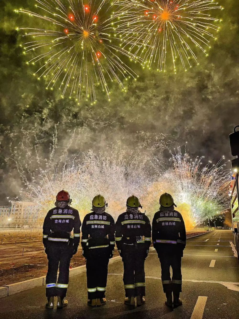 守护万家灯火丨火焰蓝守护中国红