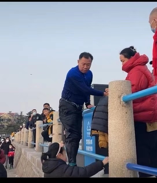 人民日报点赞!蓝衣大哥:这是"小事",还要感谢那个小伙子_腾讯新闻