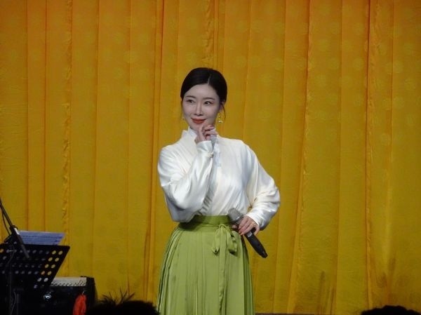 青年演员陈芳芳在新春演唱会上演出.