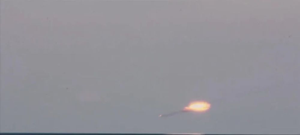 052D导弹驱逐舰“太原”舰垂发导弹实射画面曝光，超震撼！日本对美国的态度2023已更新(知乎/腾讯)日本对美国的态度