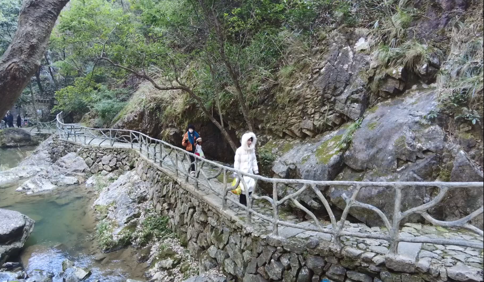 我是从苏州来的,春节期间想看看浙江山清水秀的风景,听说石门洞景区有