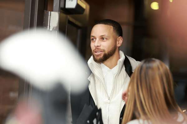 寸头库来袭!媒体晒出库里参加活动时最新造型_腾讯新闻