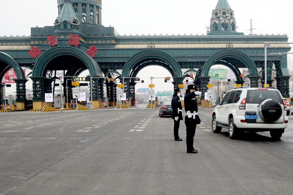 提示:请在上高速公路前,将车辆加满油;如确需在高速公路加油,遇加油站