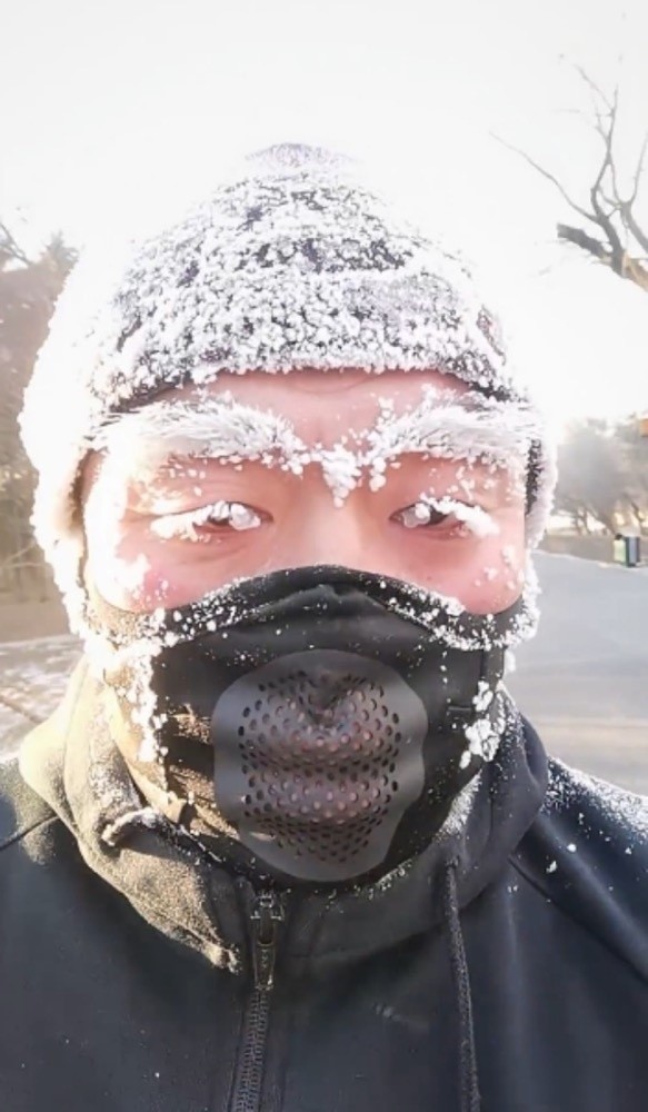 东北小伙零下27坚持晨跑头发眉眼结满冰霜网友像开了圣诞老人特效