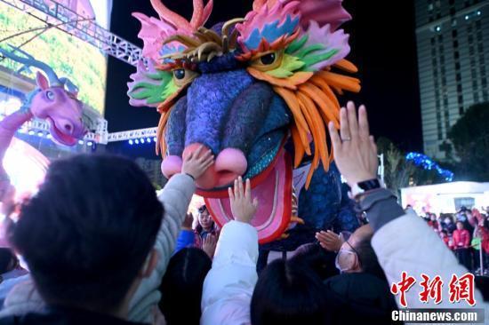 巨型木偶现身昆明街头吸引民众