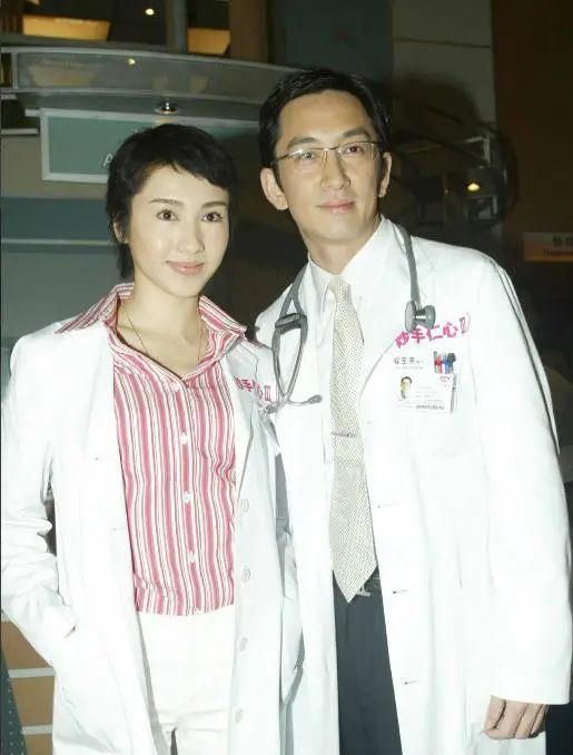 吴启华大赞佘诗曼演技完胜黎姿揭秘黎姿个性矜贵似公主