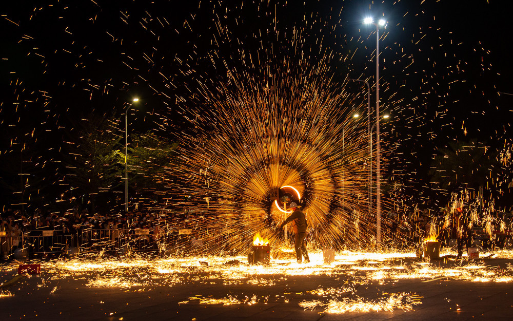 #(文化)非遗"打铁花" 璀璨贺新春_腾讯新闻