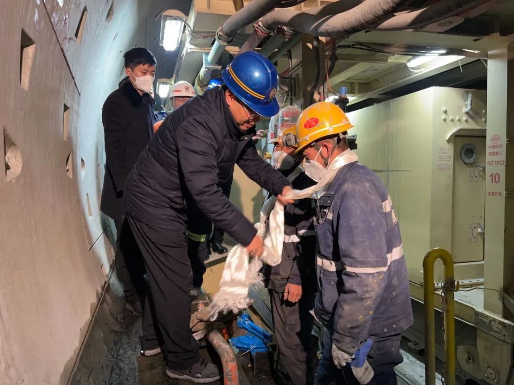 普布顿珠赴墨竹工卡县看望慰问春节坚守一线干部职工和各族群众_腾讯