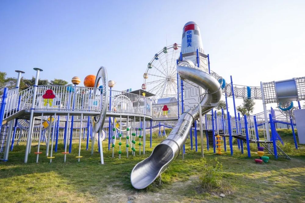 强身健体激发户外活动兴趣等目的游乐园以航天航空为主题蓝色的柔软