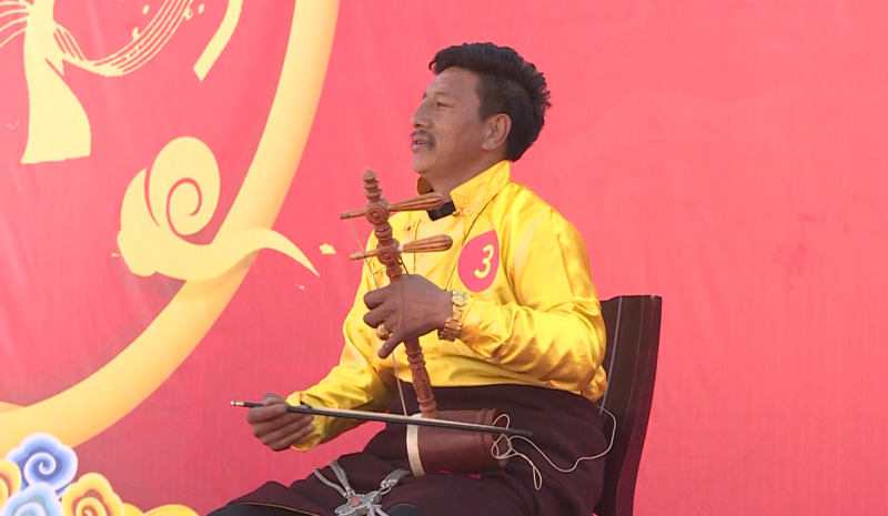 或伴着弦子舞步踢腿,旋转,动作变化与音乐协调配合,将巴塘弦子的艺术