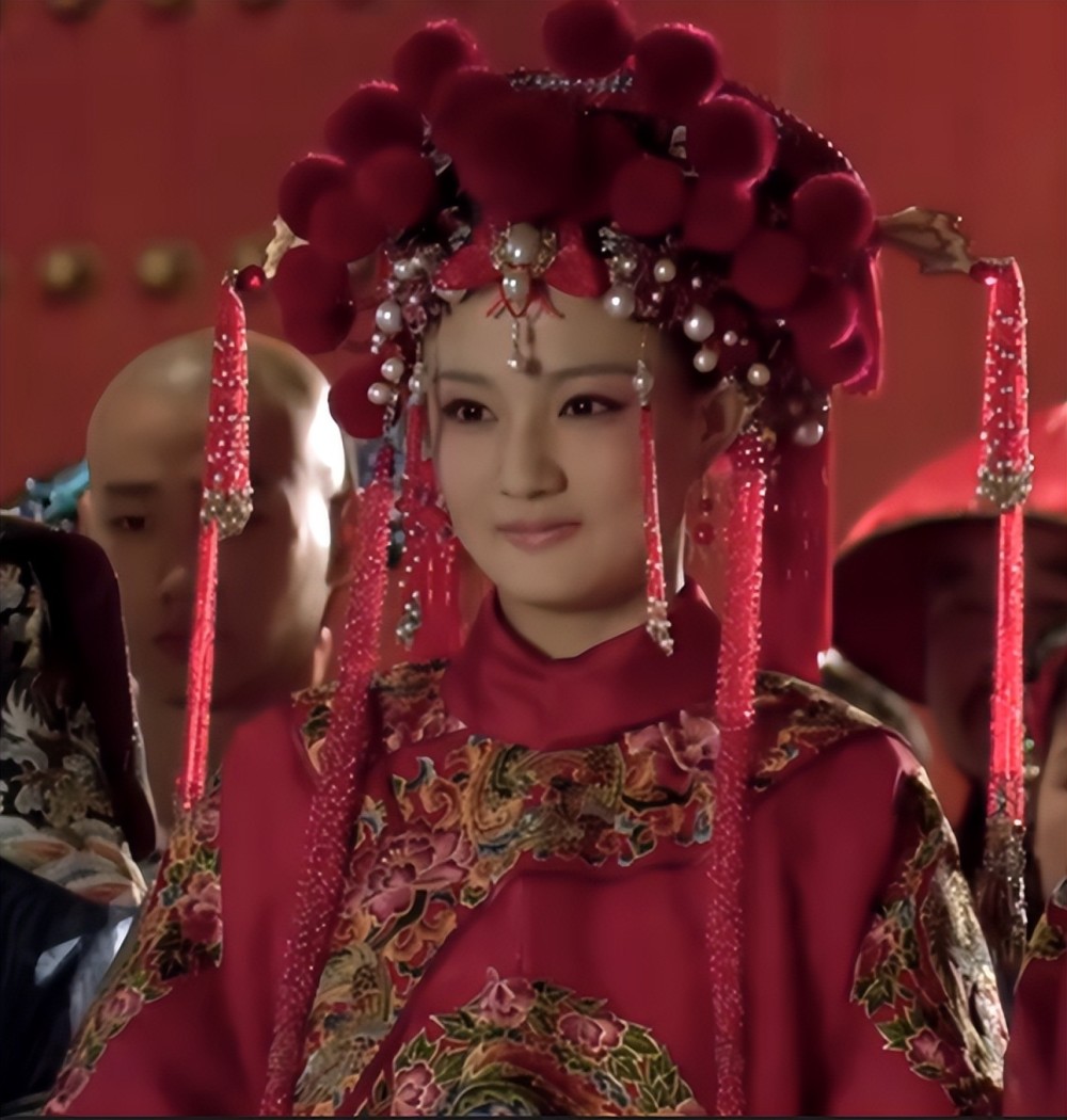 浣碧都说可惜不是福晋,不能穿正红色;而玉娆嫁给慎贝勒为人正妻,出嫁