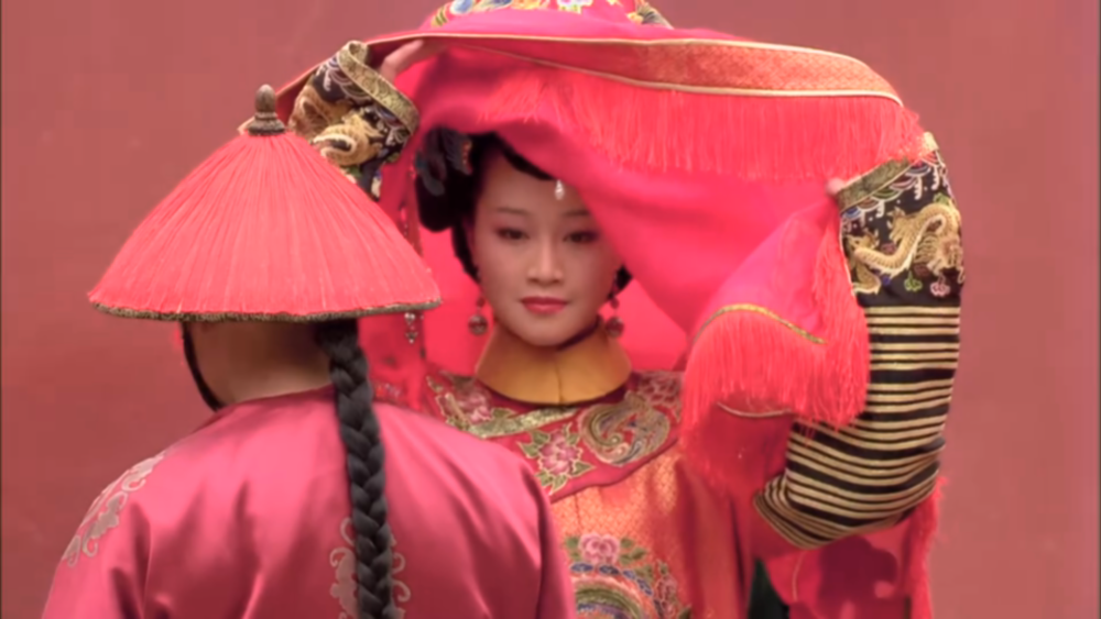 浣碧出嫁穿的是红色的嫁衣,因为她嫁给果郡王只是侧福晋,浣碧都说可惜