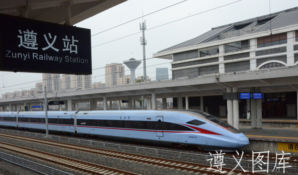 1月26日,一列复兴号动车组列车驶出贵州遵义高铁站1月26日遵义车务段