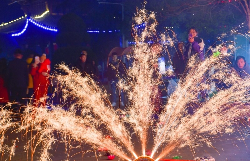 破圈的加特林多地禁燃令松绑之下酷炫烟花把年味拉满