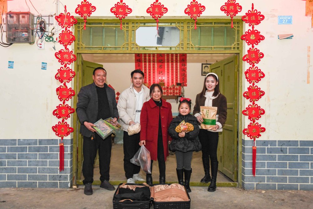 新华社发(邓刚摄)贵州省遵义市桐梓县燎原镇田坝村人令狐克涛提着行李