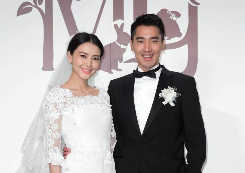 结婚8年,43岁高圆圆当街热吻被拍!