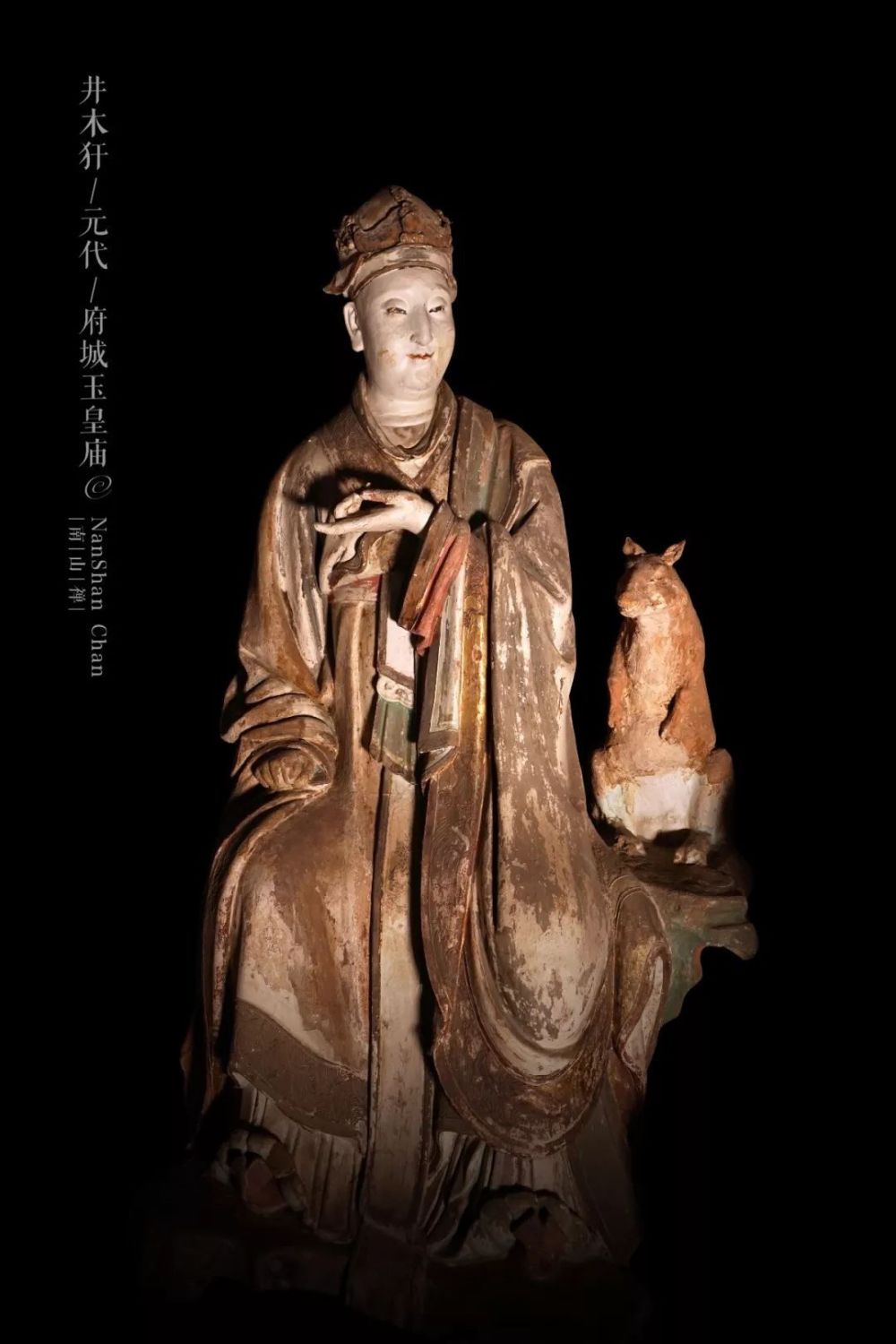蛟,獬的动物塑造都在塑像右侧,角木蛟,斗木獬头向北倾,与动物相呼应.