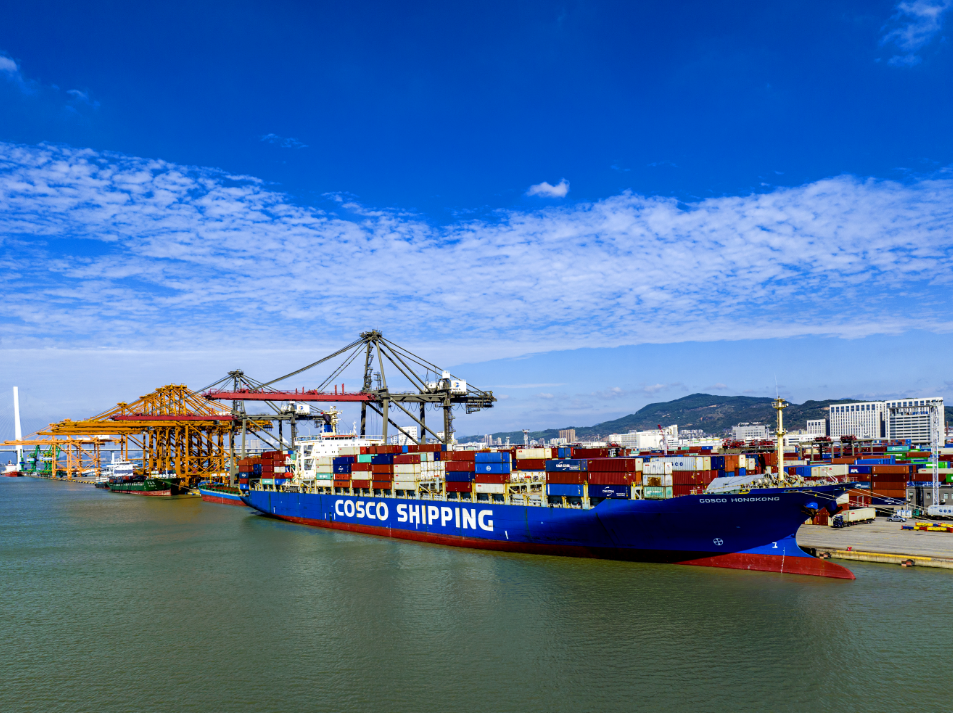 远海码头无人集卡"魔鬼码头"奋战新年"开门红"春节