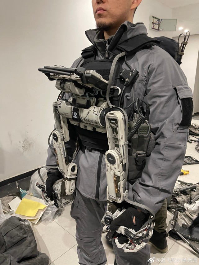 图片:操作门框机器人的士兵穿戴有外骨骼操控系统,非常真实!