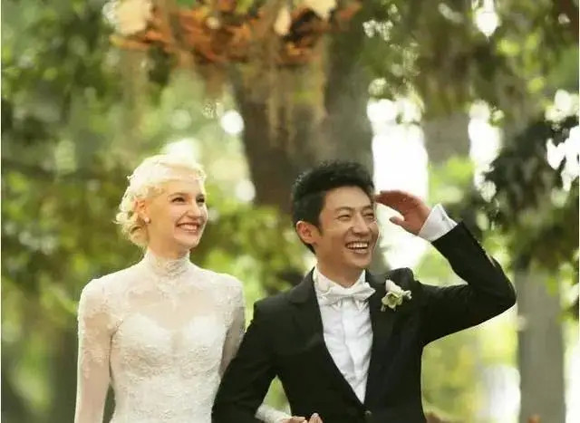撒贝宁一家四口回武汉过年,偶遇路人通通合影,妻子穿搭有节日气氛