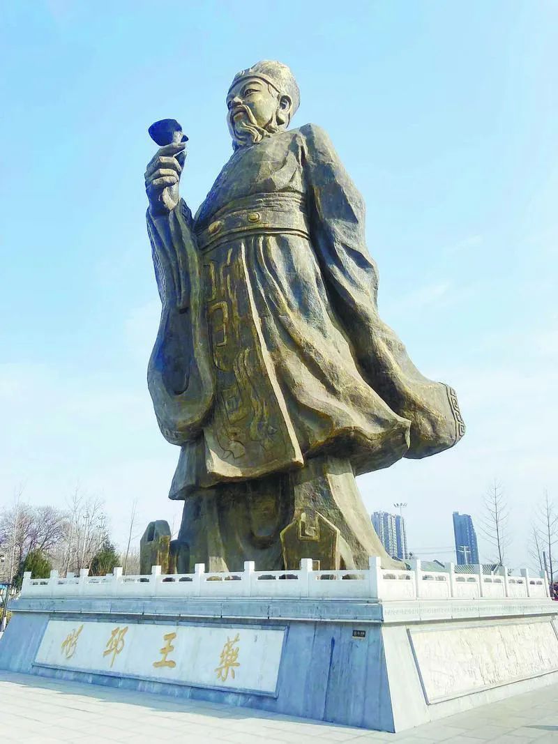 药王邳彤的铜雕塑在一马平川的广场上颇显巍峨.