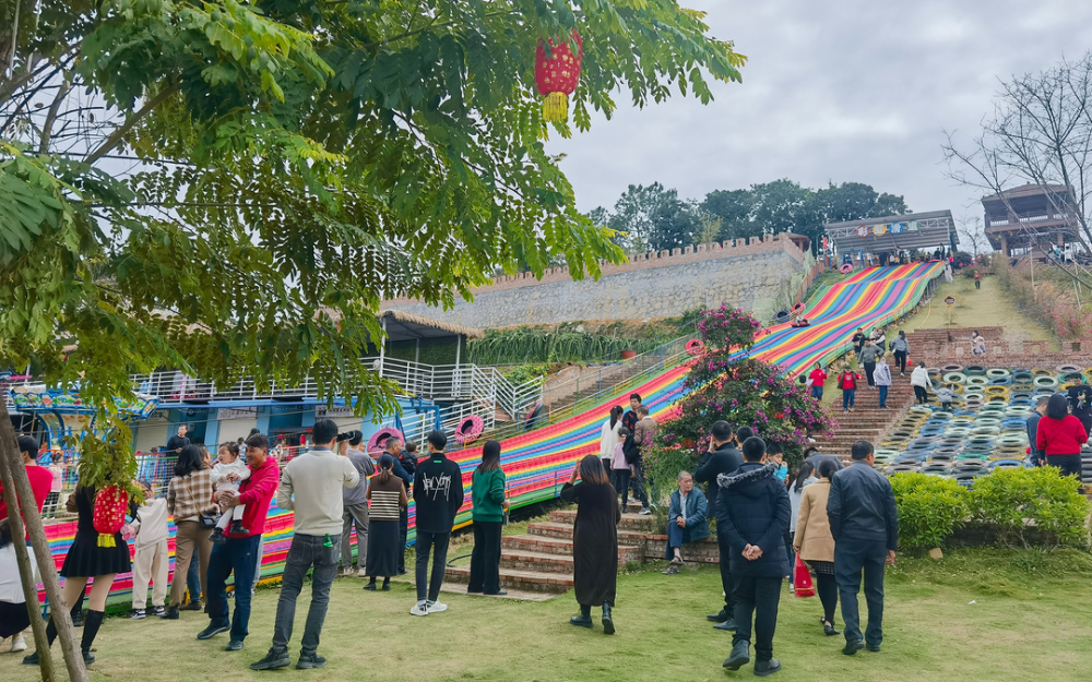 春節期間,南浦鄉雲峰寨生態旅遊景區不打烊,一撥又一撥的遊客前往雲峰