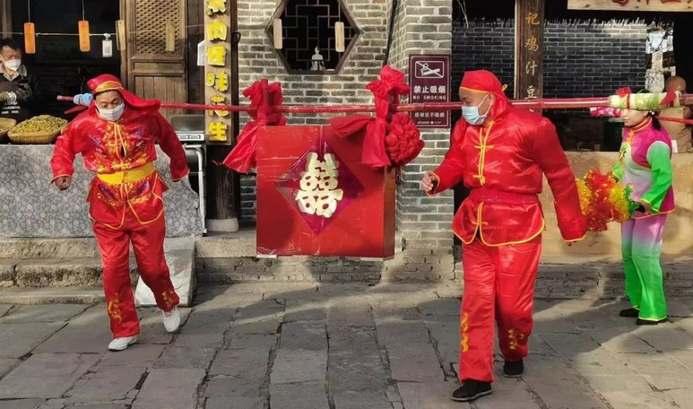 抬食箩抬食箩是流传于我区北部乡村的一项婚俗表演节目.