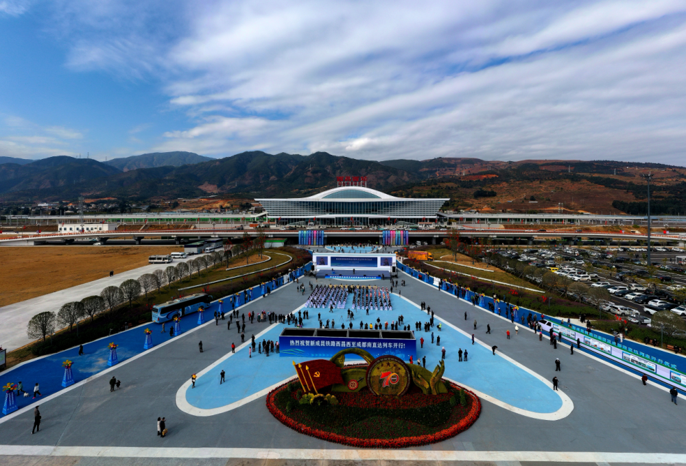 镜头下的大凉山动车穿越大凉山